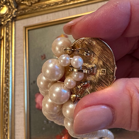 Elegant Avon Gold & Faux Pearl Enhancer closure on faux Pearl Necklace - Picture 7 of 8